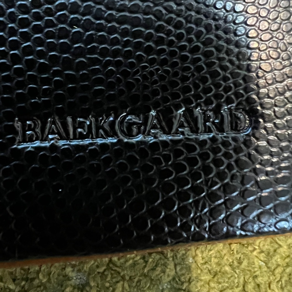 Wristlet clutch. Baekgaard. Black leather. Brown interior